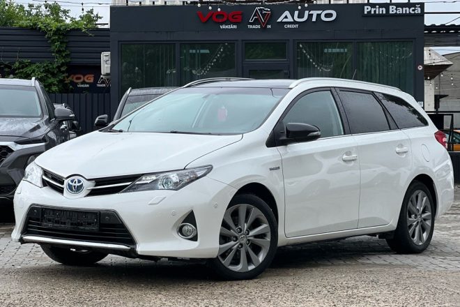 Toyota Auris Hybrid 2013