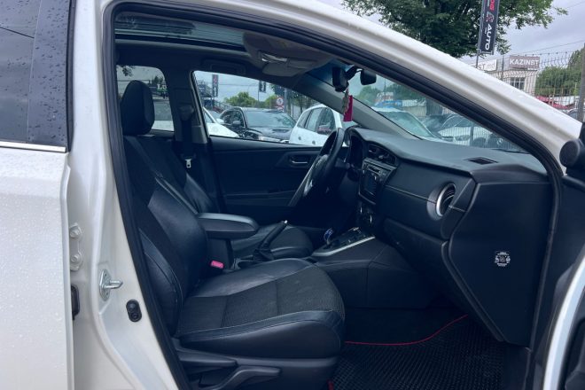Toyota Auris Hybrid 2013
