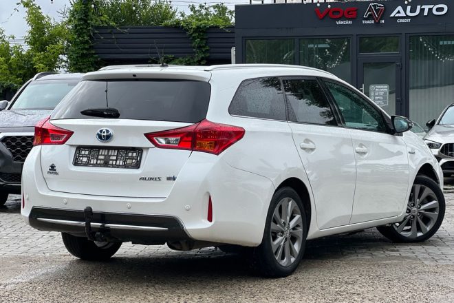 Toyota Auris Hybrid 2013