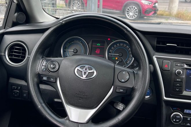 Toyota Auris Hybrid 2013
