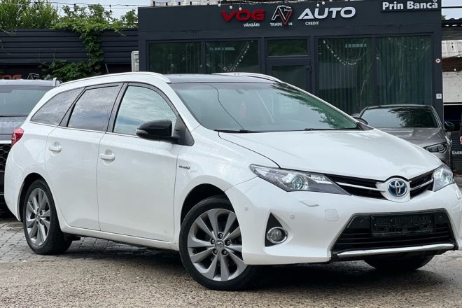 Toyota Auris Hybrid 2013